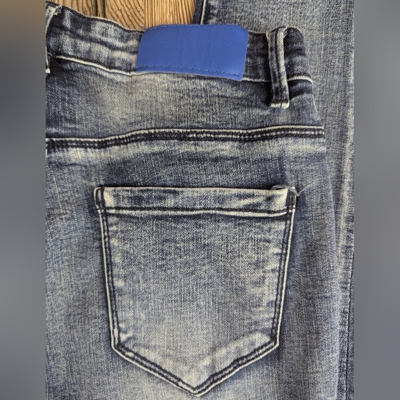 C.J H. Size 2/28 Skinny Jeans With Great Stretch - Picture 2 of 7